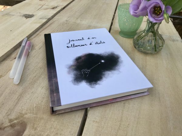 Vue de la tranche du journal intime du rallumeur d'étoiles par l'Atelier Jour de Lune