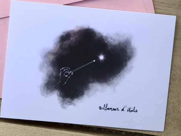 Gros plan de la carte postale avec enveloppe Rallumeur d'étoiles par l'Atelier Jour de Lune