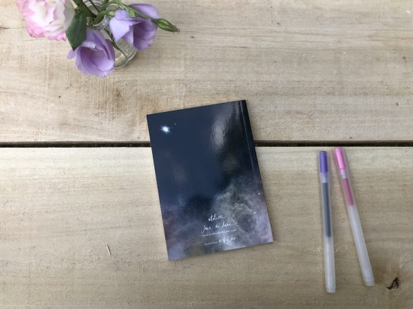 Vue de la 4ème de couverture du carnet de notes du rallumeur d'étoiles par l'Atelier Jour de Lune