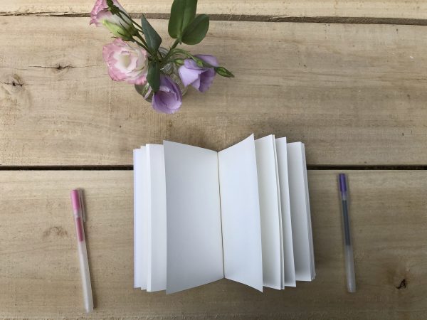 Vue intérieure du carnet de notes du rallumeur d'étoiles par l'Atelier Jour de Lune