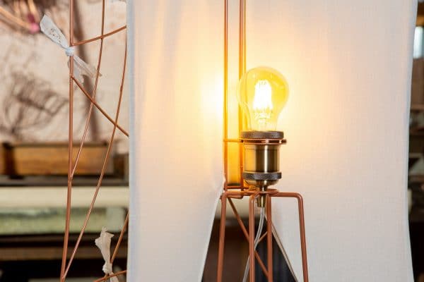 Vue arrière du lampadaire de la collection "Parle à ton ange" de l'Atelier Jour de Lune
