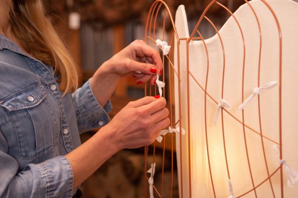 Nouage d'un voeu sur un luminaire "Parle à ton ange" par l'Atelier Jour de Lune-2