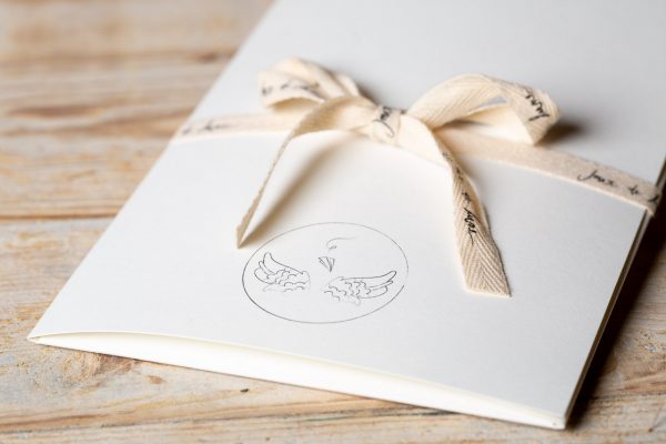 Enveloppe contenant le mode d'emploi et le carnet de coupons pour le luminaire "Parle à ton ange" de l'Atelier Jour de Lune-3