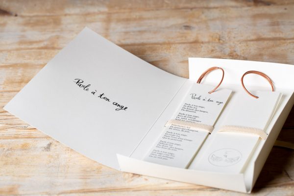 Enveloppe contenant le mode d'emploi et le carnet de coupons pour le luminaire "Parle à ton ange" de l'Atelier Jour de Lune-2
