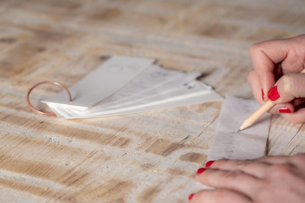 Ecriture d'un coupon à nouer sur un luminaire "Parle à ton ange" par l'Atelier Jour de Lune